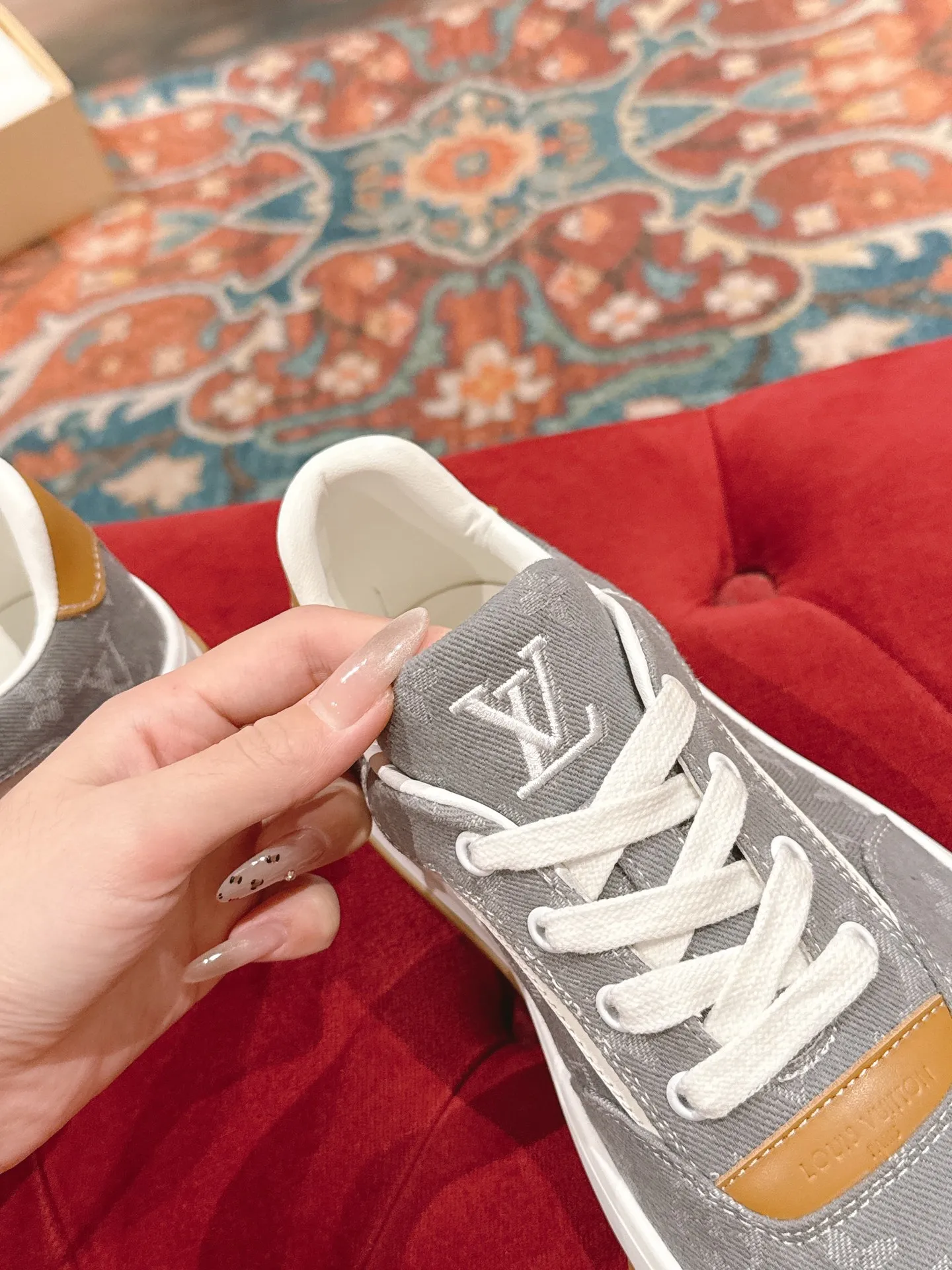 👟👟Ex-factory price 640👟👟 LV men's new tilt sneakers, classic catwalk style, air-glue technology, very comfortable on the feet. Luxurious materials, fine workmanship, European made English letters printed on the midsole, the upper is made of calfskin, the side is decorated with the brand LOGO and signature, the latest latex foot pads ➕ mesh lining, the foot feels super comfortable. Two-color TPU combination outsole. Packing process Goodyear stitched seam fabric: first-layer cowhide, lining: customized silky mesh lining-first-layer silk cowhide lining Bottom thickness: 0.5cm ☑️size: men's 39-44 (45 customized, non-returnable)